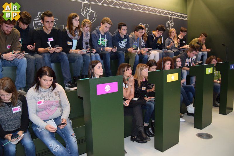 Les cinquièmes et les rhétos deviennent députés européens le temps d'une matinée Les cinquièmes et les rhétos deviennent députés européens le temps d'une matinée